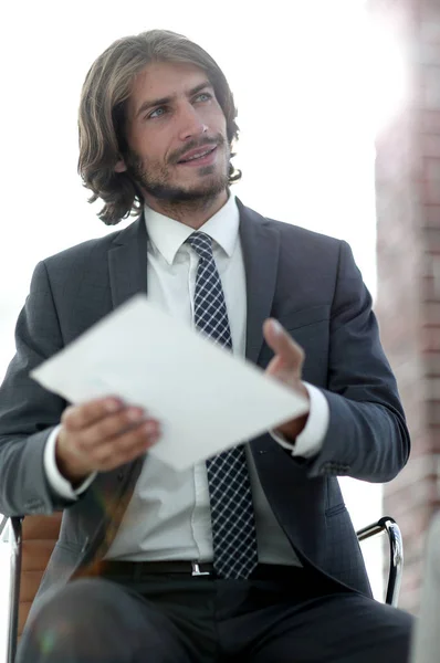 Jovens Consultores Sucesso Trabalhando Como Equipe Negócios Escritório Analisando Documentos — Fotografia de Stock