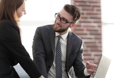 iki iş arkadaşlarınızla eğlenceli tartışırken bir dizüstü bilgisayar üzerinde proje