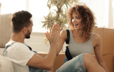 mutlu çift birbirlerine beş yeni bir ev ile kabuk