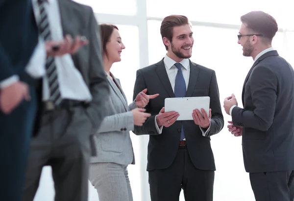 Compañeros de negocios felices en la oficina moderna usando tableta — Foto de Stock