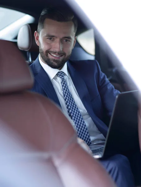 Detail úspěšný podnikatel, sedí v autě, pohodlné — Stock fotografie