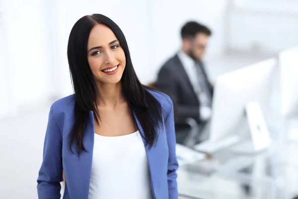 Jonge brunette zakenvrouw meisje camera kijken — Stockfoto