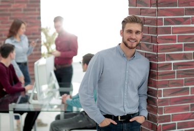 Yakışıklı, kendine güvenen bir iş adamı portresi..