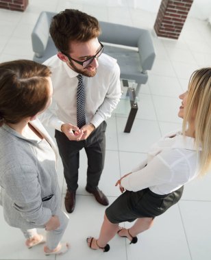 İş ekibi ofiste tartışıyor..