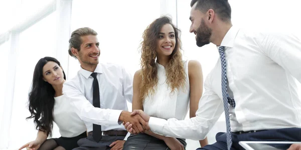 Bienvenido apretón de manos entre dos colegas . — Foto de Stock