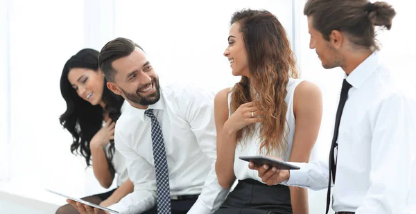 Equipo de negocios con tableta sentado en la oficina . — Foto de Stock