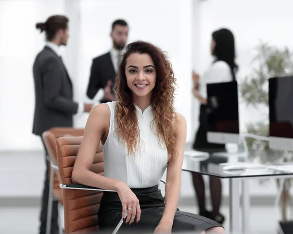 Mujer hermosa en el fondo de la gente de negocios . —  Fotos de Stock