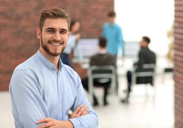 Proceso de coworking, equipo de diseñadores trabajando oficina moderna . — Foto de Stock