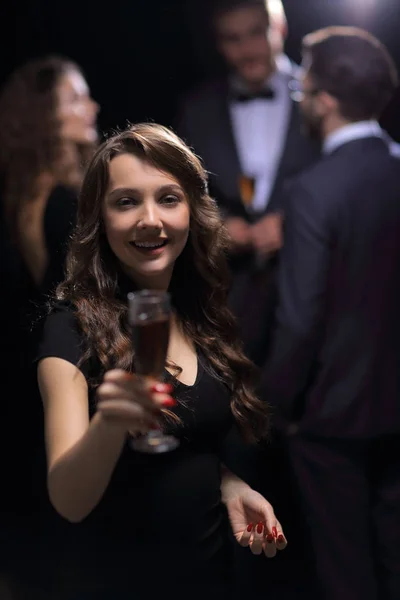 在赌场里举起酒杯的美丽年轻女子 — 图库照片