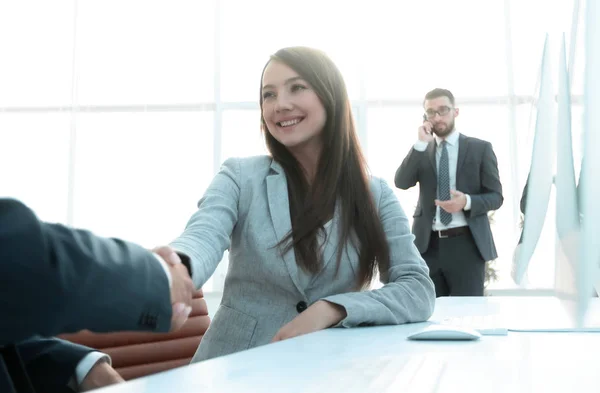 Vrouwelijke adviseur begroeting van de klant . — Stockfoto