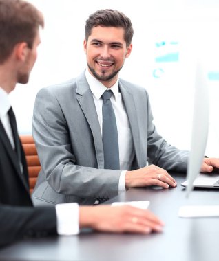 Masada oturan meslektaşı ile Yöneticisi