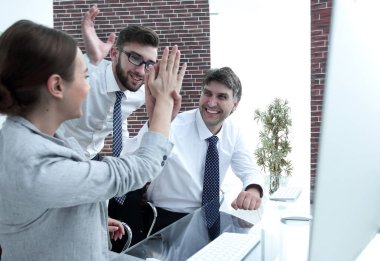 Dost canlısı iş ekibi başarısını gösterdi