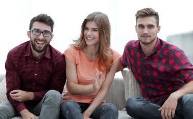 gülüyor ve kanepede oturan gençlerin grup