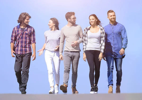 Equipo de jóvenes caminando a lo largo de la carretera.al aire libre —  Fotos de Stock