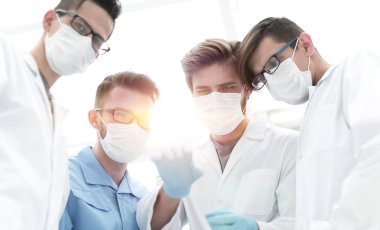 portre. Hekimlerin koruyucu maskeler.