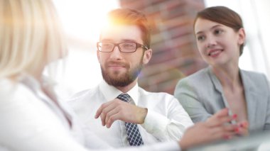 Masa başında otururken konuşurken iş takım.