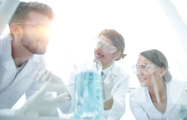 Grupo de científicos trabajando en un experimento en el laboratorio — Foto de Stock