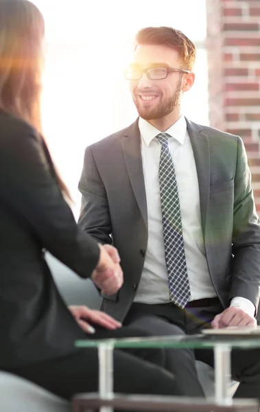 Empresarios exitosos apretón de manos después de un buen trato . — Foto de Stock