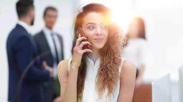 Primo piano. donna d'affari con uno smartphone — Foto Stock