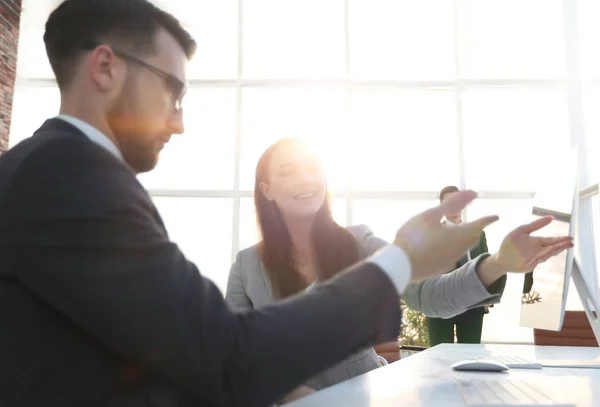 Colegas discutiendo información desde el ordenador — Foto de Stock