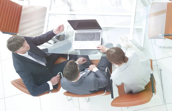 Bekijk van bovenaf. Business team aan de balie. — Stockfoto