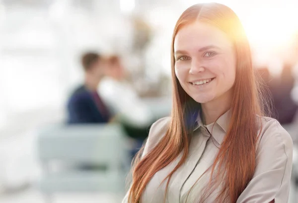 Porträtt av leende affärskvinna på bakgrunden av kontoret. — Stockfoto