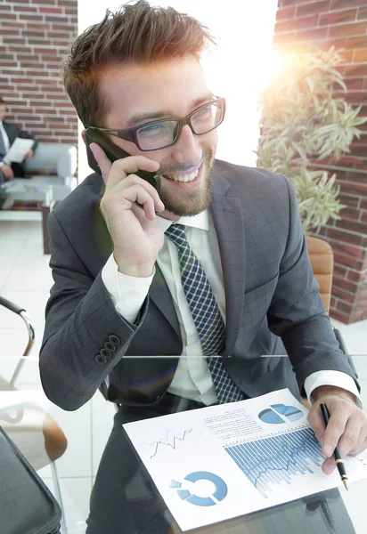 Hombre de negocios hablando en el teléfono inteligente en su escritorio —  Fotos de Stock