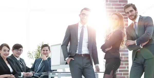 Equipo de negocios en el lugar de trabajo en la oficina . —  Fotos de Stock