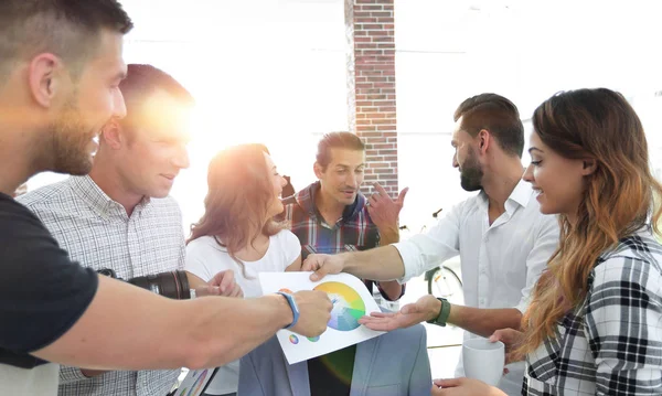 Equipo de diseñadores discutiendo la paleta de colores — Foto de Stock