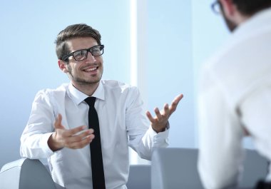 bir şey meslektaşı için açıklayan işadamı