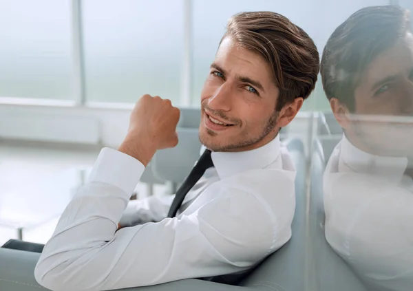 Empresário de sucesso sentado no lobby do escritório — Fotografia de Stock