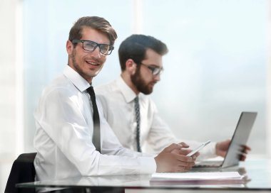 çalışma iş arkadaşları çevrimiçi oturma içinde yazıhane