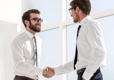 Mutlu meslektaşlar birbirleriyle tokalaşırken