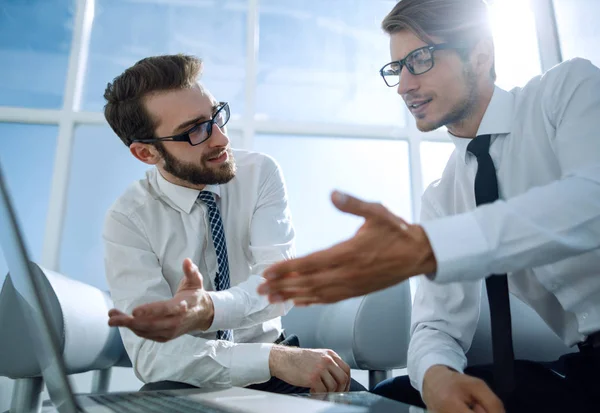 Empleados discutiendo nuevas ideas . —  Fotos de Stock