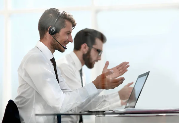 Büroangestellte mit eingeschaltetem Headset während einer Videokonferenz — Stockfoto