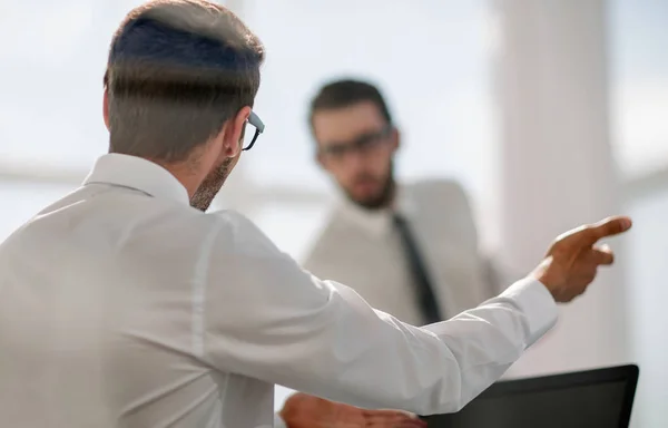 Jovem empresário mostrando seu sucesso — Fotografia de Stock