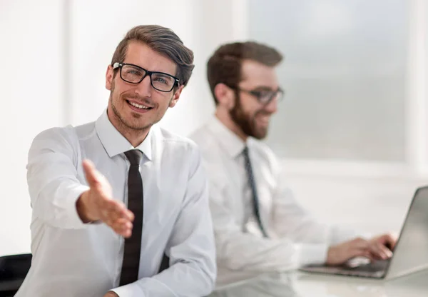 Joven empresario que busca un apretón de manos . — Foto de Stock