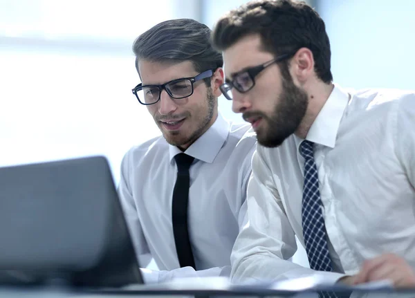 Dos colegas de negocios están discutiendo algo sentado en el escritorio — Foto de Stock