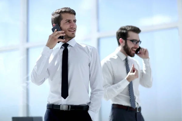 Stäng up.successful ung affärsman talar på smartphone — Stockfoto