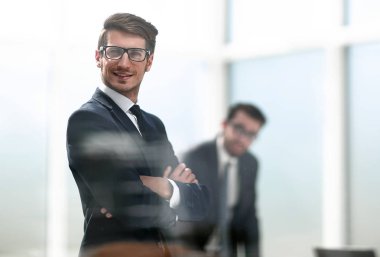 yapışkan notlar cam üzerinde çalışan okur.