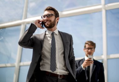 İş adamı cep telefonuyla konuşuyor.