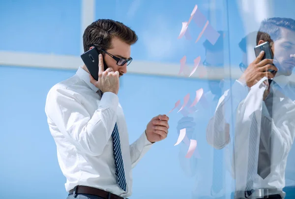 Seriös affärsman talar på smartphone. — Stockfoto
