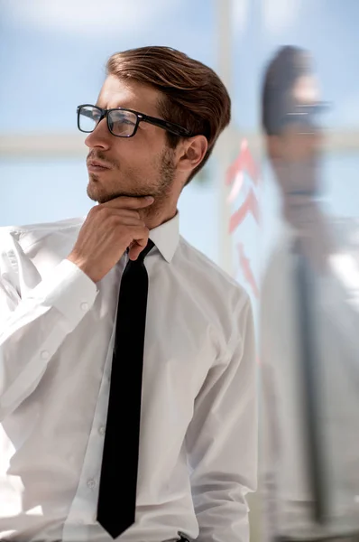 Uomo d'affari close up .pensive in piedi in carica . — Foto Stock