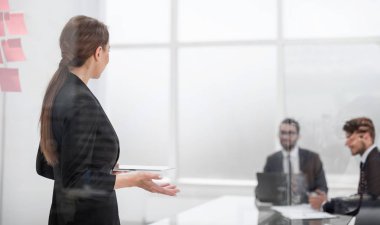 yeni fikirleri açıklayan bir genç yaş