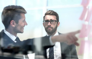 Yeni sorunlarla tartışırken iş arkadaşları