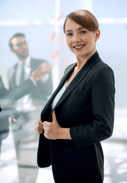 Retrato de una joven mujer de negocios en el fondo de la oficina — Foto de Stock