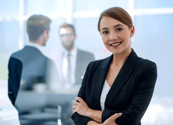 Joven mujer de negocios en el fondo de la oficina — Foto de Stock