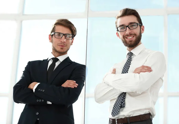 Dolní pohled. Dva sebevědomí podnikatelé stojící v kanceláři . — Stock fotografie