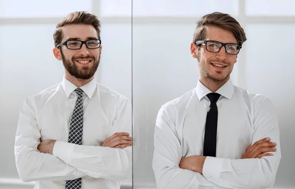 Dwa szczęśliwy pewni Młodzi biznesmeni stojąc z rękami skrzyżowanymi w biurze — Zdjęcie stockowe