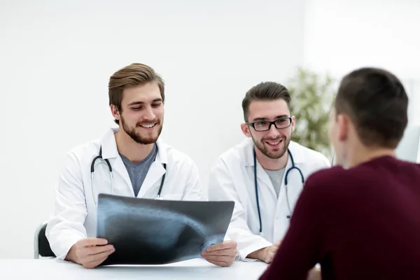 Grupo de médicos acolhendo seu cliente com um aperto de mão — Fotografia de Stock